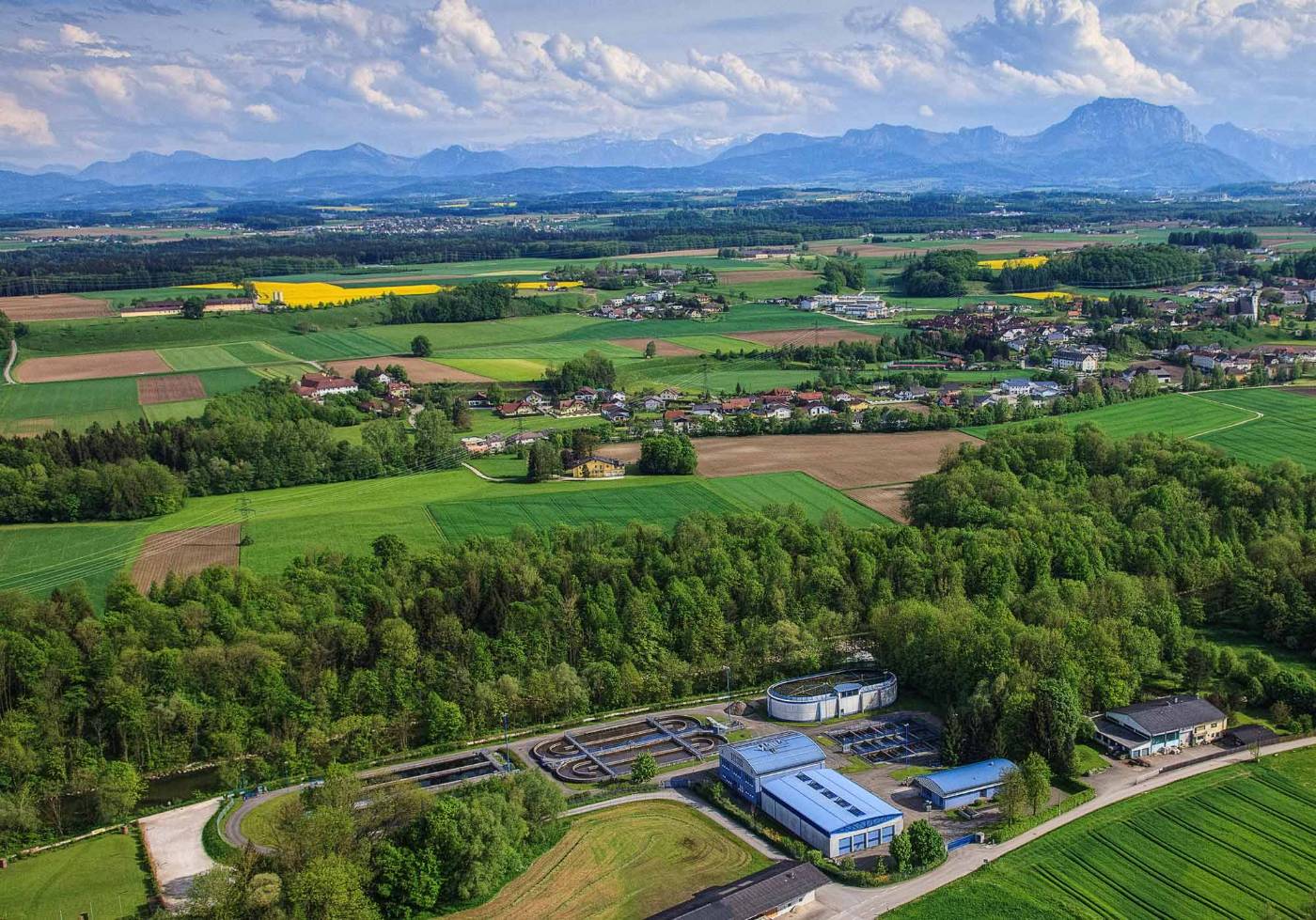 Luftbild der Region rund um Schwanenstadt mit Kläranlage, im Hintergrund die Berge